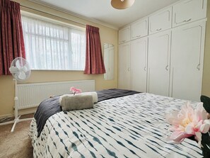 2 bedrooms, desk, iron/ironing board, free WiFi - 2 BR Home, garden, free parkng | colindale tube 3-4 mins & centrl london 30 mins (London)