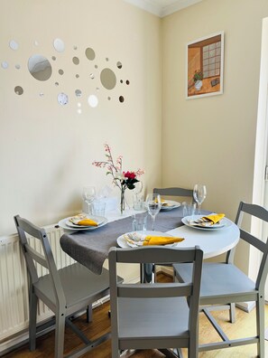 Dining - 2 BR Home, garden, free parkng | colindale tube 3-4 mins & centrl london 30 mins (London)