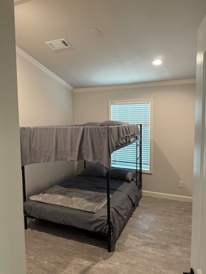 2 bedrooms, WiFi, bed sheets - Dinosaur Valley Disc Golf course Cabin 2 (Rattan)
