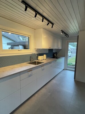 Fridge, microwave, oven, stovetop - Summerhouse in Åhus, 600 meter from beach (Skåne län)