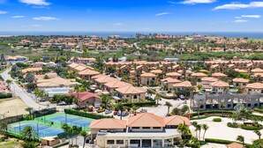 A coastal residential area with multiple houses, a tennis court, and a beach. - NEW 2BR/2BA w/Private Jacuzzi minutes from beaches. Gym/Pools/Tennis/Restaurant (Noord)