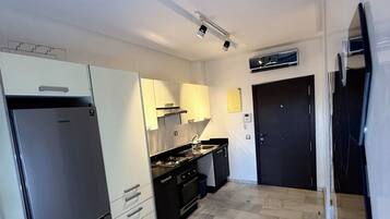 JÀÀkaappi, uuni, liesi, kahvin-/teenkeitin