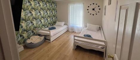 3 bedrooms, iron/ironing board, WiFi, bed sheets