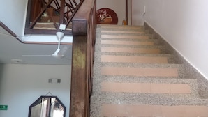 Una escalera con barandales y pasamanos de madera, que conduce a un piso superior.