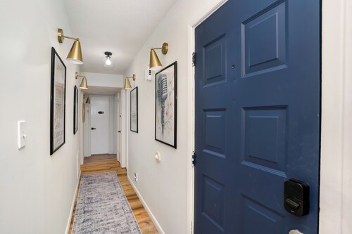 Stylish 3BR w/EV charger,Firepit, workspace,fast wifi,vinyl, near downtown Macon