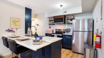 Een magnetron, een oven, een kookplaat, een vaatwasser