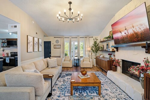 Stylish 3BR w/EV charger,Firepit, workspace,fast wifi,vinyl, near downtown Macon