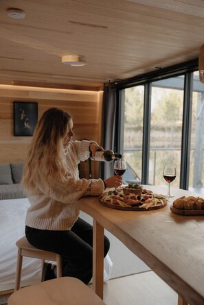 Dining - Lodge on the water in Dordogne (Parcoul-Chenaud)