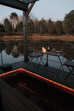 Outdoor dining - Lodge on the water in Dordogne (Parcoul-Chenaud)