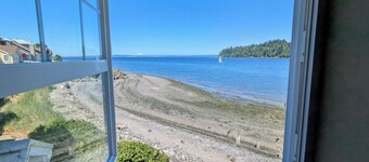Heron's Nest is a waterfront spectacular 3-bedroom townhome in Port Ludlow