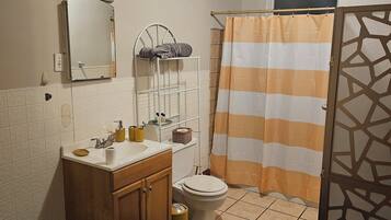 SĂšche-cheveux, serviettes fournies, savon, papier toilette