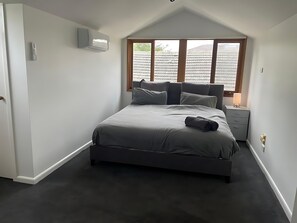 5 bedrooms, iron/ironing board, free WiFi, bed sheets