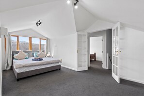 5 bedrooms, iron/ironing board, free WiFi, bed sheets