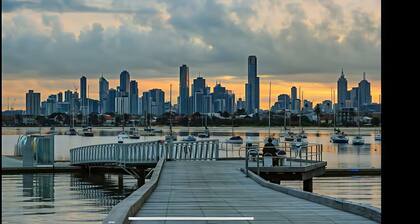 Pool • Large 5BR Home • BBQ • 5 Car Parks • Central