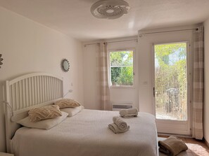 1 bedroom, desk, iron/ironing board, WiFi (free) - Air-conditioned cottage with a private patio and pool, within walking distance of downtown Saint-Rémy (Saint-Rémy-de-Provence)