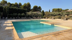 Outdoor pool - Air-conditioned cottage with a private patio and pool, within walking distance of downtown Saint-Rémy (Saint-Rémy-de-Provence)