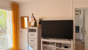 Interior - Air-conditioned cottage with a private patio and pool, within walking distance of downtown Saint-Rémy (Saint-Rémy-de-Provence)