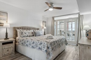 Tabla de planchar con plancha, wifi, ropa de cama