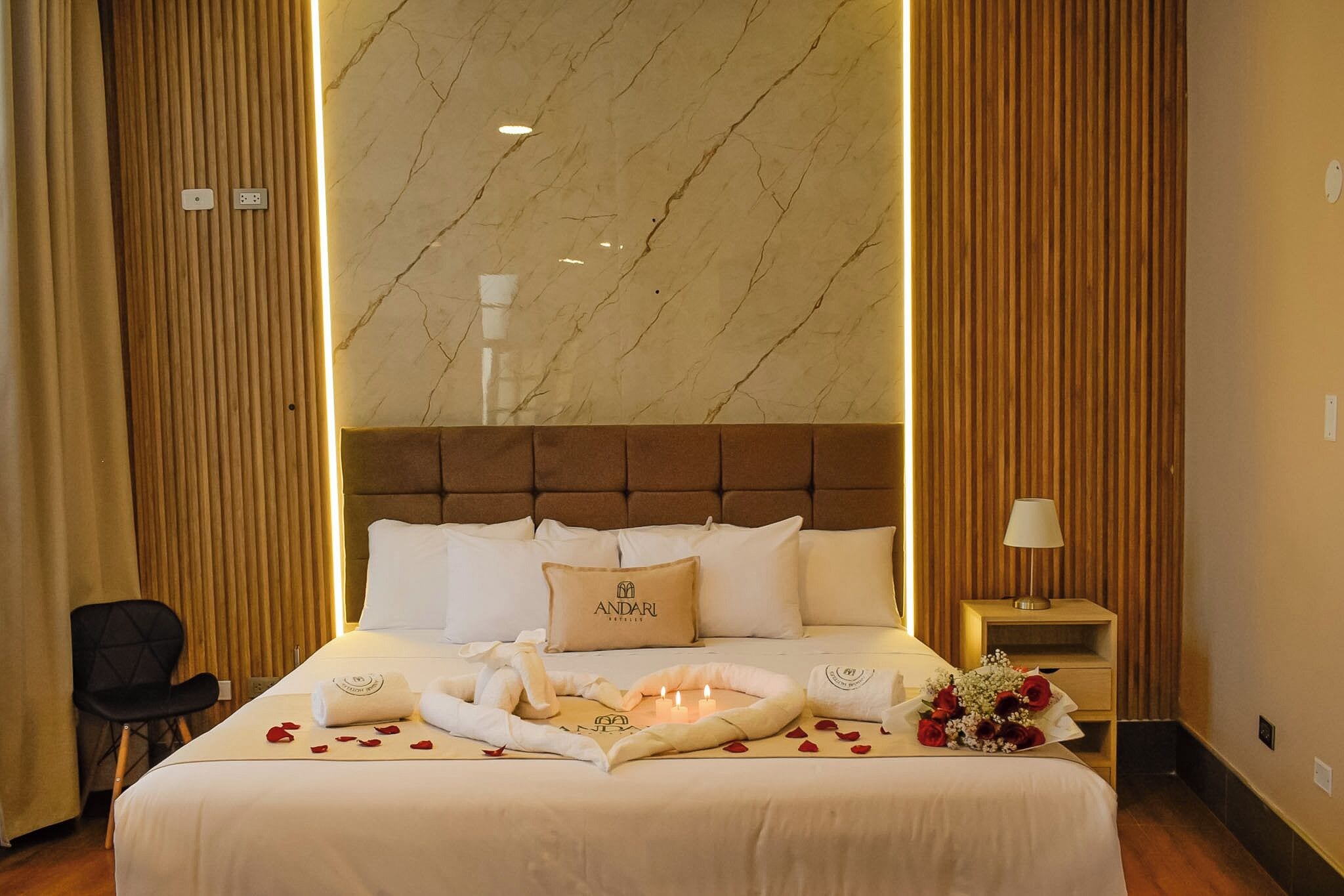 Superior suite | Donsdekens, individueel gedecoreerd, een bureau, een laptopwerkplek