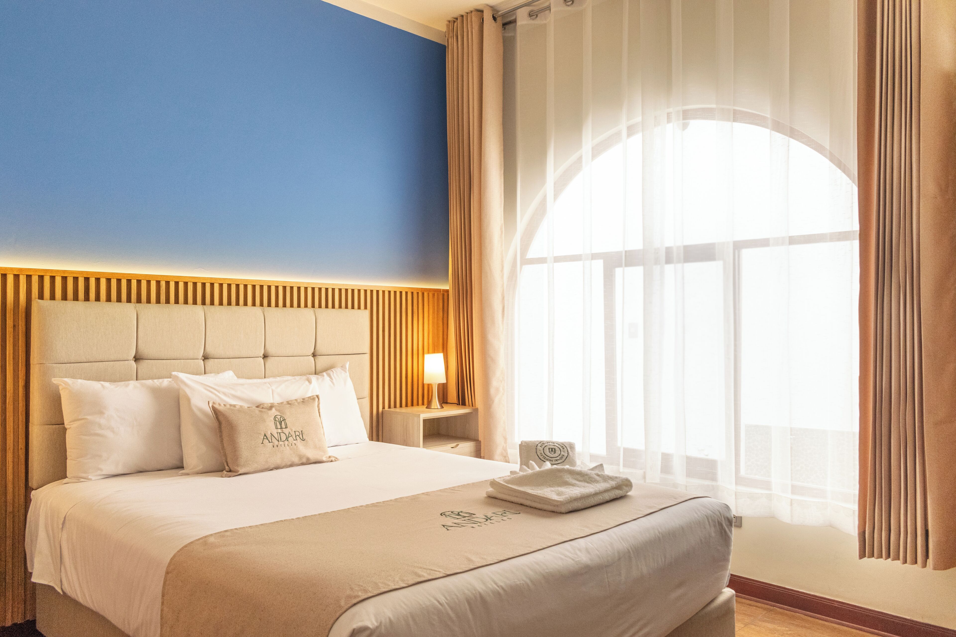 Deluxe kamer | Donsdekens, individueel gedecoreerd, een bureau, een laptopwerkplek