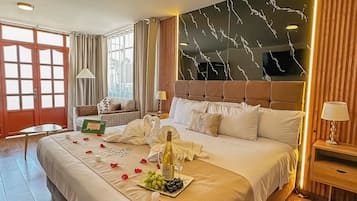 Junior-studiosviitti | Yksilöllisesti sisustettu, työpöytä