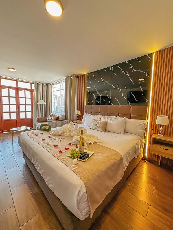 Studio Suite Junior | Chăn bông, trang trí khác biệt, bàn 