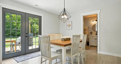 Next to lake, 30 minutes to downtown Cincinnati, fire pit, grill, foosball.