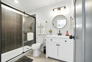 Dusche, Haartrockner, Handtücher, Seife