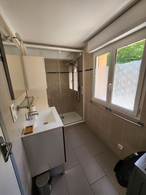 Douche, sèche-cheveux