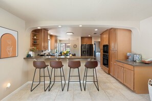 Fridge, microwave, oven, stovetop - Vysta Bonita: Views, Cold Plunge, Hot Tub, Firepits, Trails, Near Chapel (Sedona)