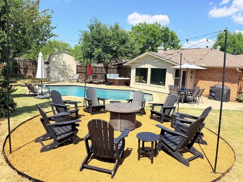 Luxury Poolside Retreat in DFW