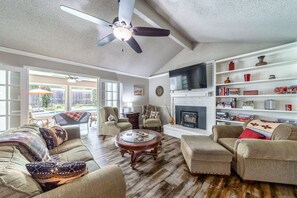 Smart-TV, peis og bøker