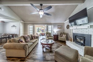 Smart-TV, peis og bøker