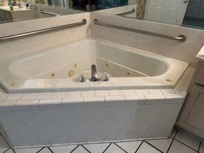Ducha, bañera de hidromasaje, secador de pelo y toallas