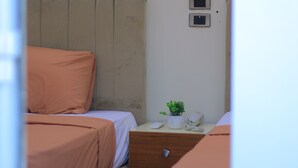 Basic Single Room | Desk, laptop workspace, WiFi (free)