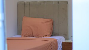 Basic Single Room | Desk, laptop workspace, WiFi (free)