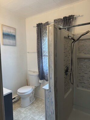 Douche, serviettes fournies, papier toilette