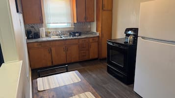 Geladeira, micro-ondas, fogão, cooktop