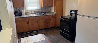 Charming 2-bedroom apartment with WiFi, AC in quiet part of Clarksburg
