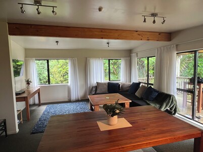 Mokoroa Retreat - peaceful location, pet friendly!