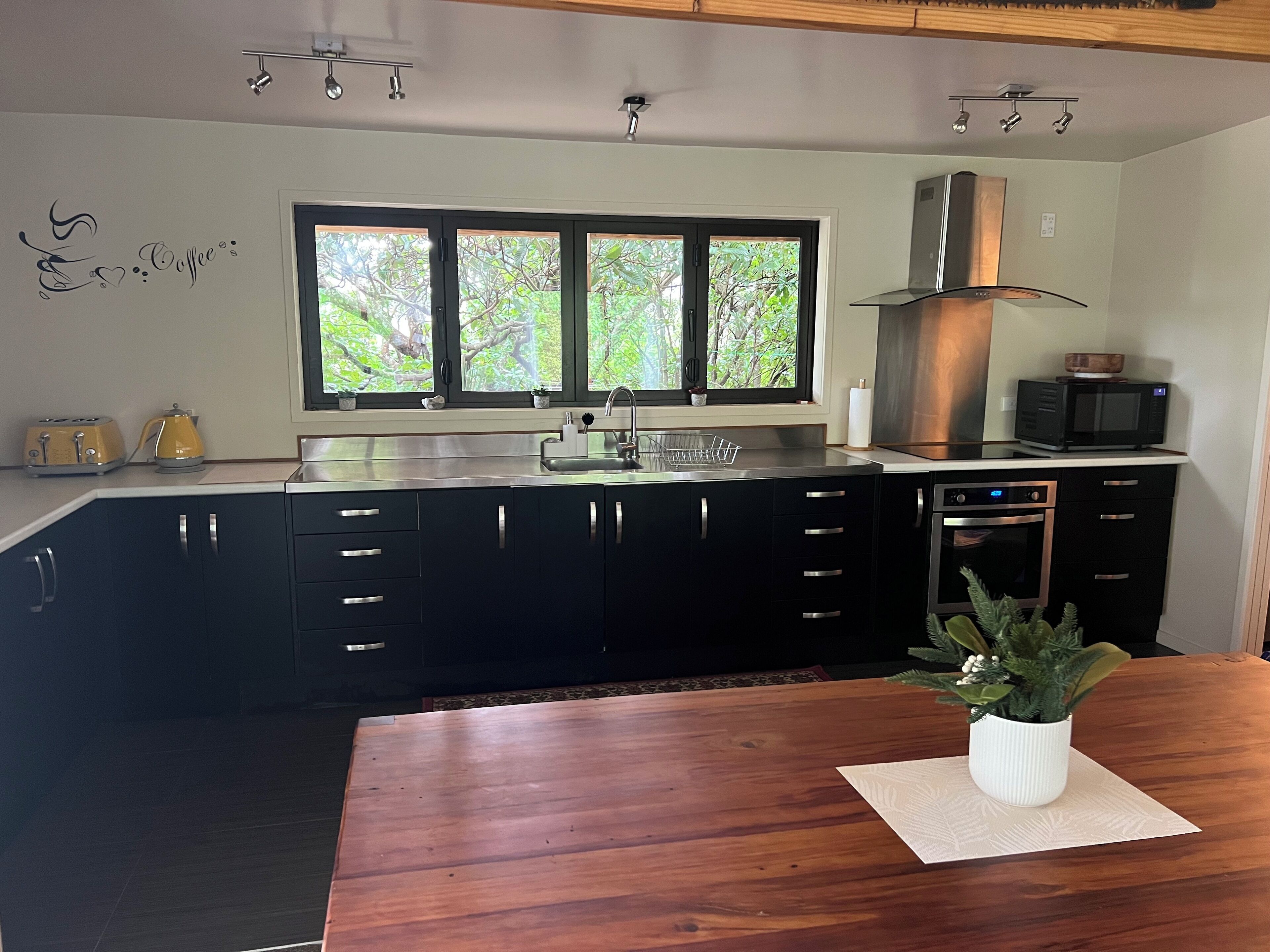 Køleskab, mikrobølgeovn, ovn, elkedel