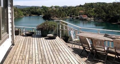 Idyllic summer cabin directly on the fjord.