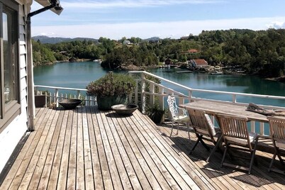 Idyllic summer cabin directly on the fjord.