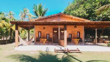 Vista frontal de la propiedad