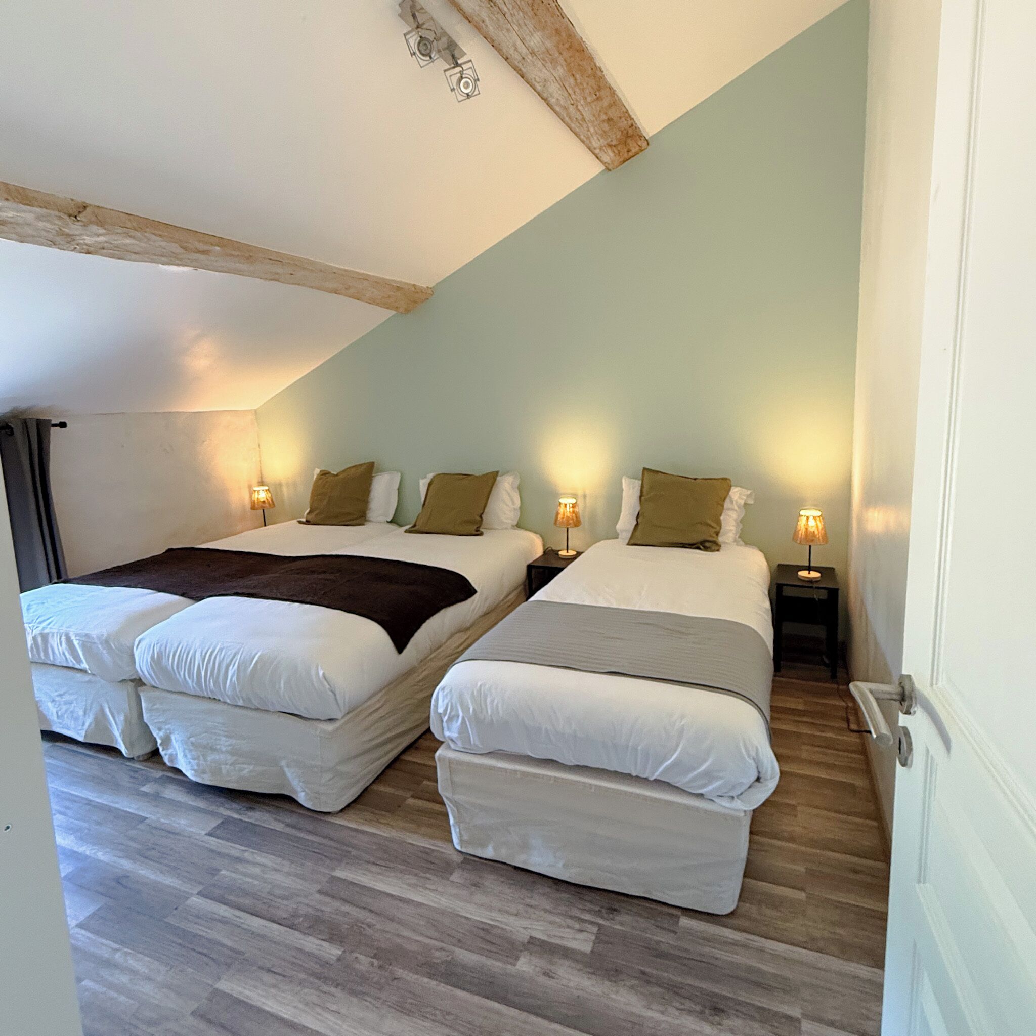 4 quartos, ferros/tábuas de passar roupa, Wi-Fi, roupa de cama