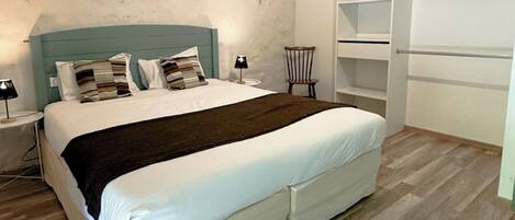 Iron/ironing board, WiFi, bed sheets