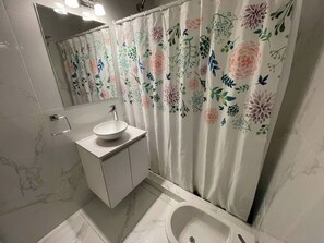 Apartment, 1 Bedroom, Smoking, Patio | Bathroom
