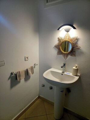 Toallas, jabón, shampoo, papel de baño 