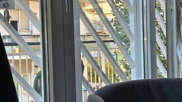 Habitación doble Deluxe, balcón, vista al patio | Área de sala de estar | Smart TV de 32 pulgadas con canales por cable y Netflix