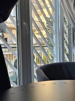 Deluxe tweepersoonskamer, balkon, uitzicht op de binnenplaats | Woonruimte | Een 32-inch smart-tv met kabelzenders, Netflix en streamingdiensten